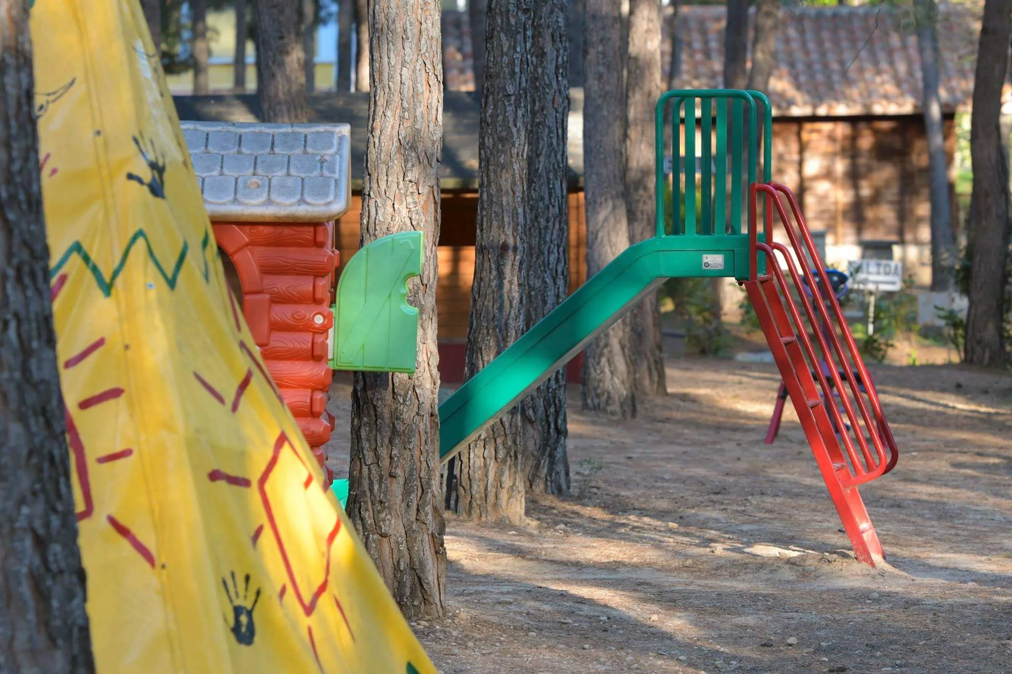 parque infantil de las cabañas rurales valle del cabriel rodeado de naturaleza