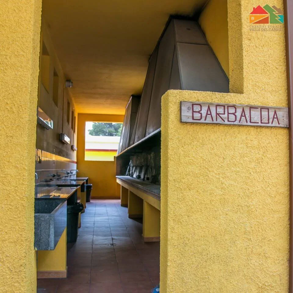 zona de barbacoas comunitarias en las cabañas rurales valle del cabriel, espacio ideal para comidas al aire libre