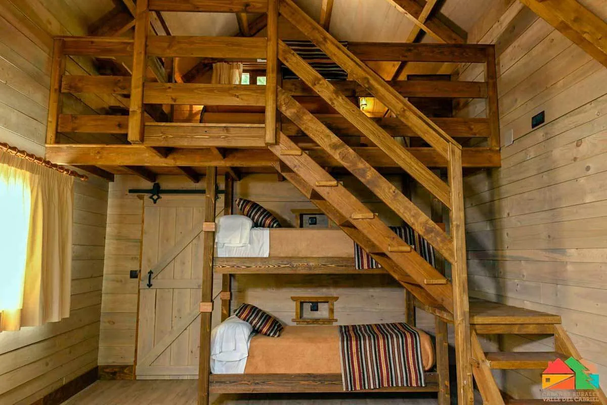 interior de cabaña rural de madera con literas y altillo en cabañas rurales valle del cabriel