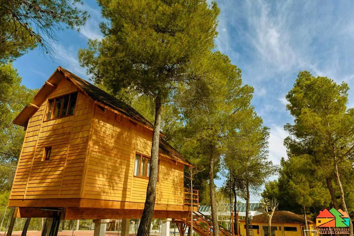 cabaña de madera elevada entre árboles en cabañas rurales valle del cabriel