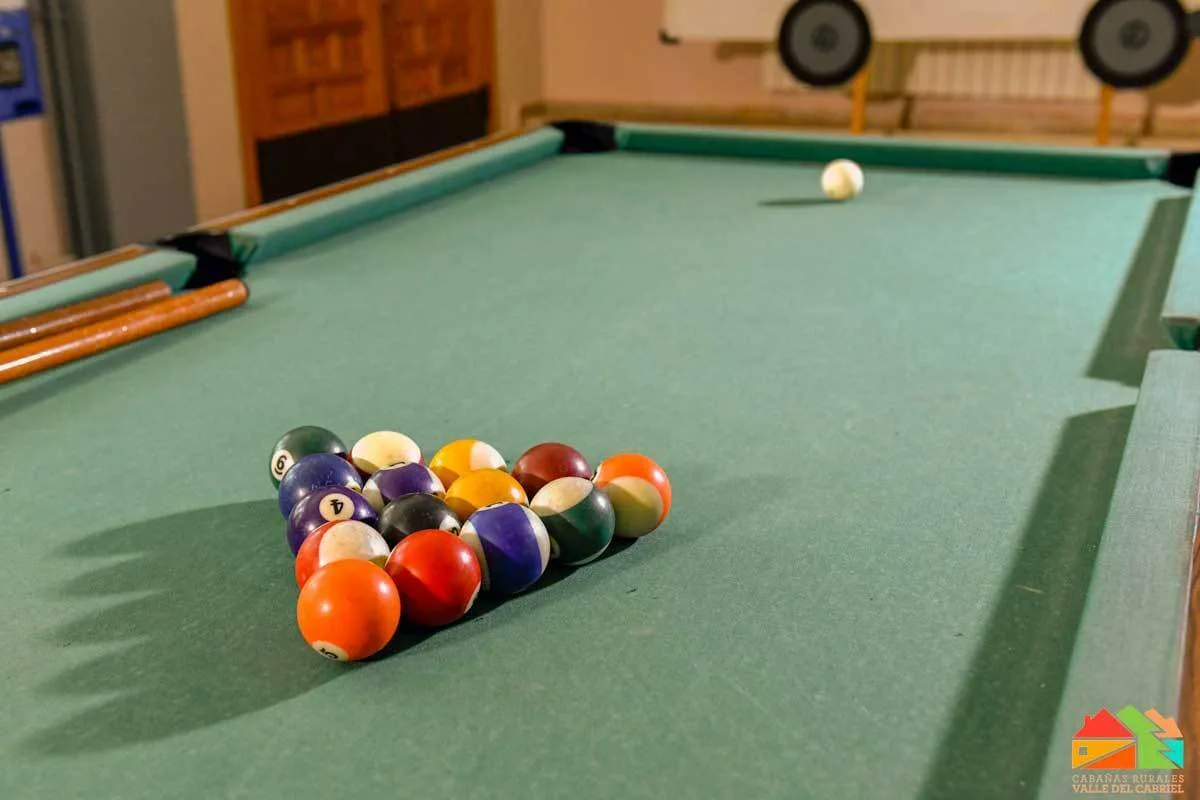 mesa de billar en la sala de juegos de cabañas rurales valle del cabriel