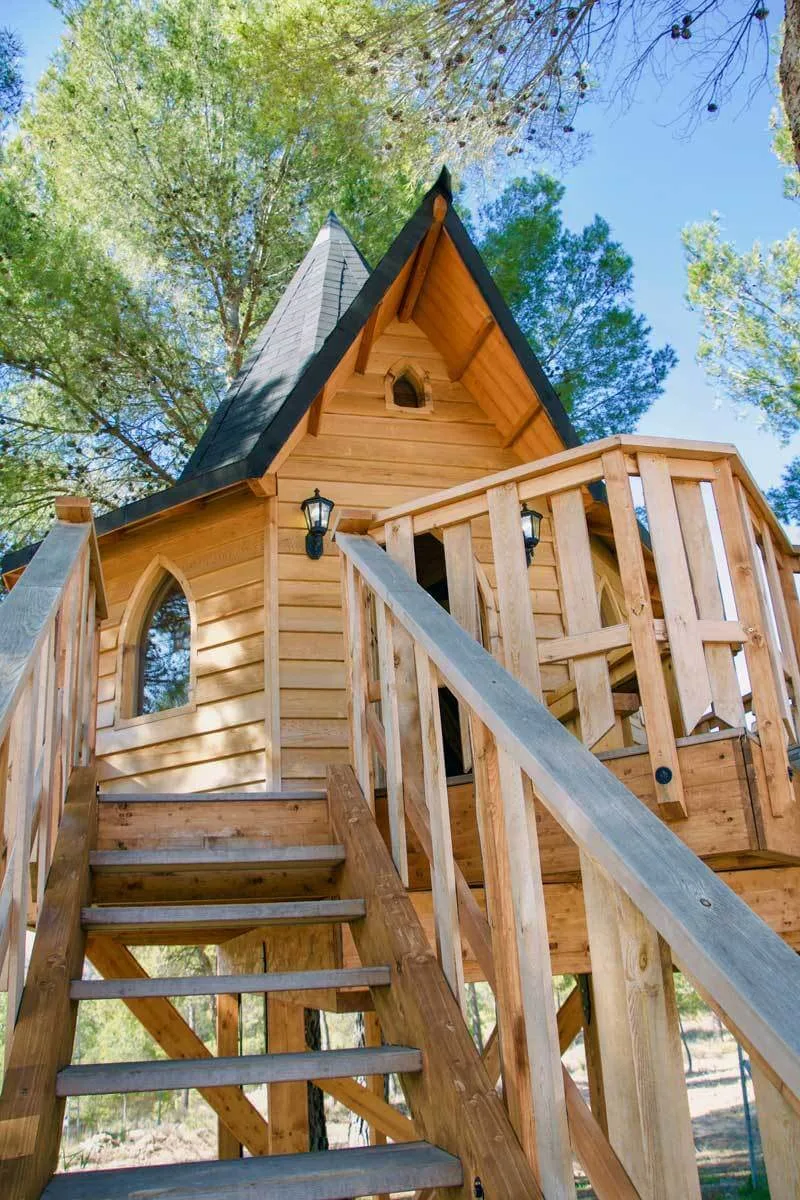 cabaña en el árbol estilo casa de cuento en cabañas rurales valle del cabriel rodeada de naturaleza