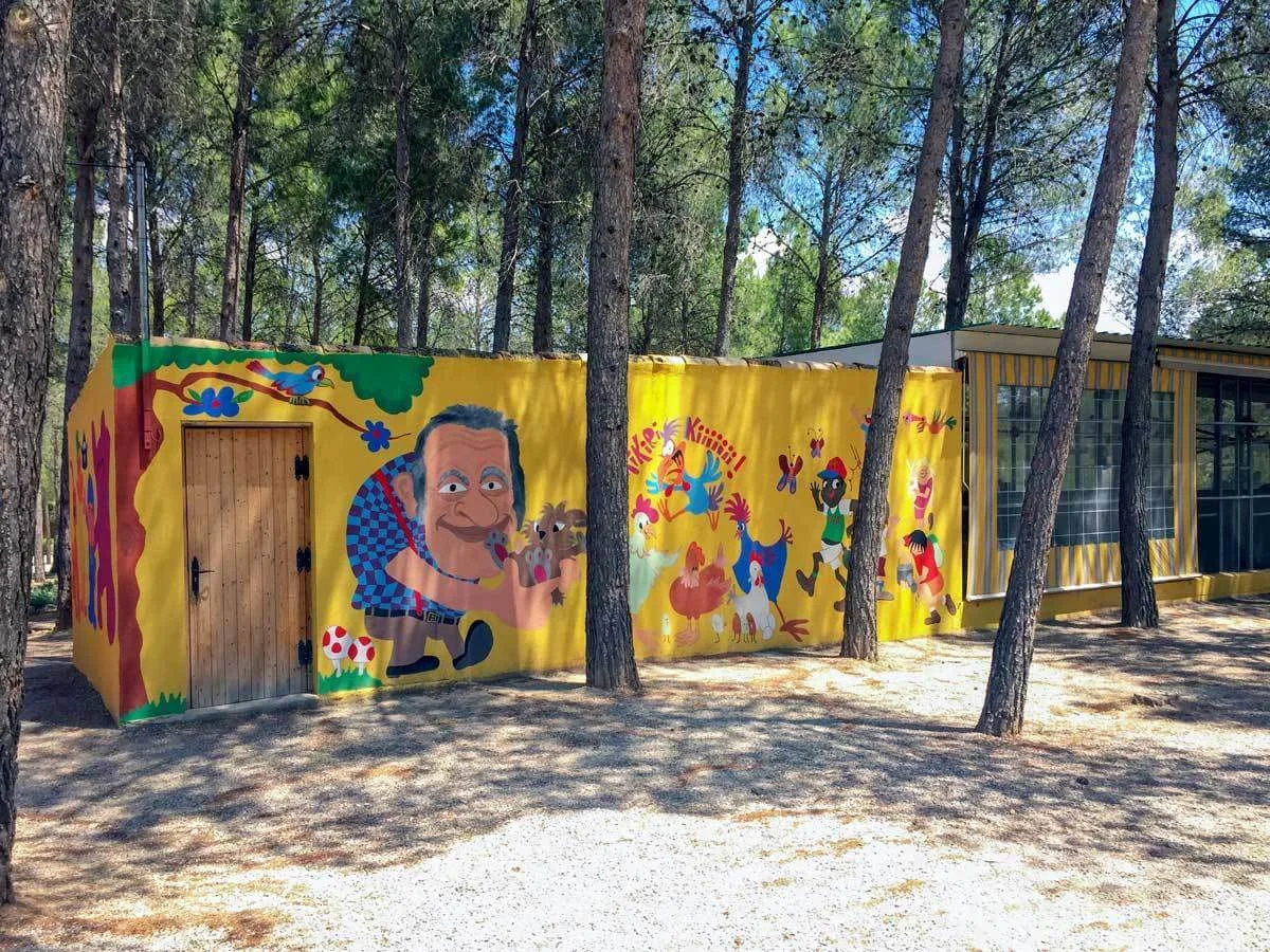 fachada decorada del corral del abuelo antonio en cabañas rurales valle del cabriel con murales infantiles de animales