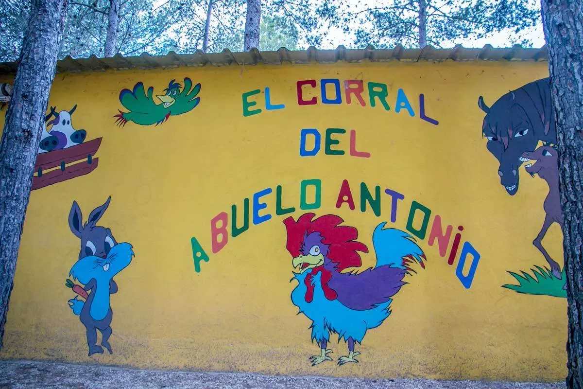 mural infantil en cabañas rurales valle del cabriel con el texto "el corral del abuelo antonio" y dibujos de animales