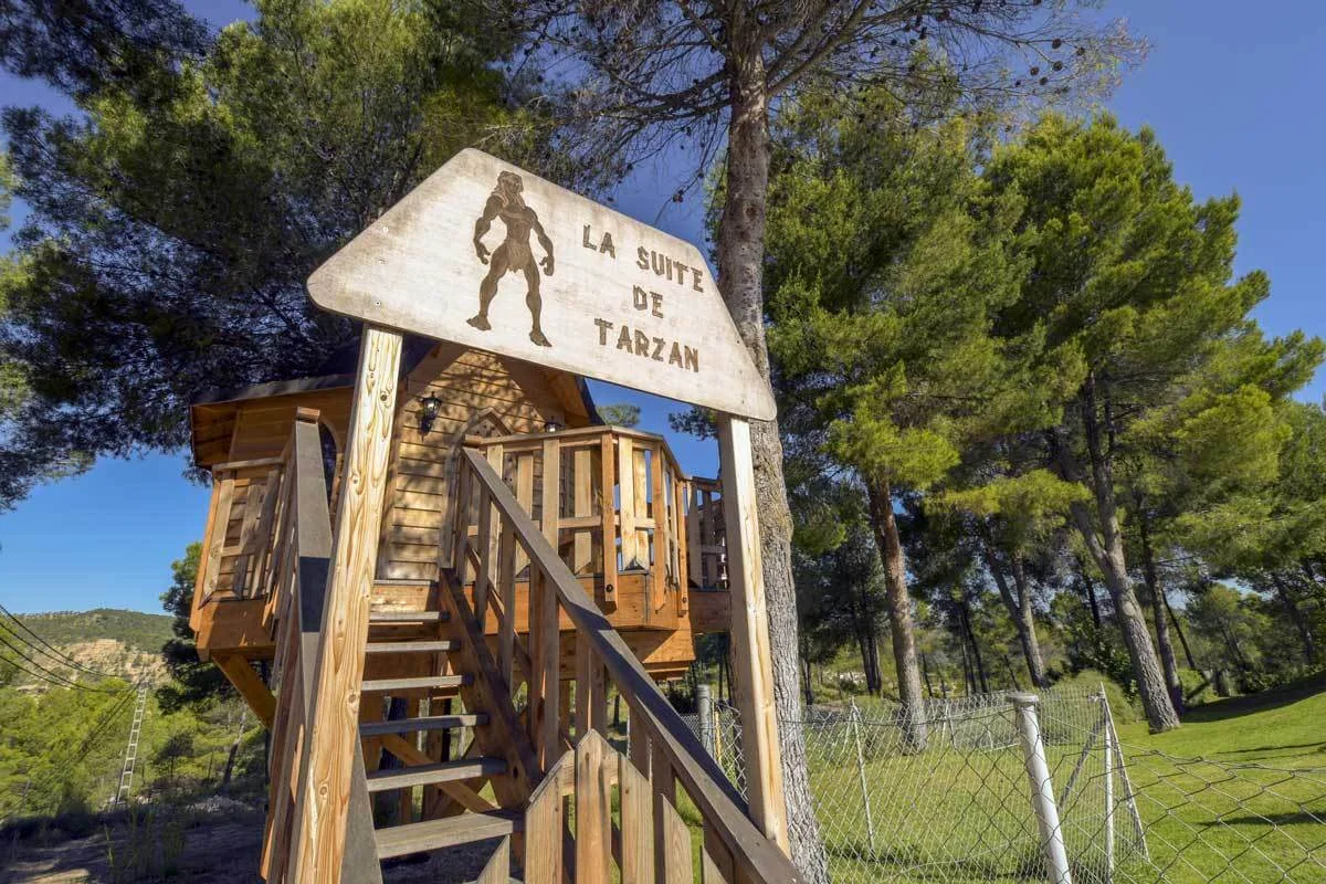 cabaña en los árboles llamada "la suite de tarzan" en cabañas rurales valle del cabriel