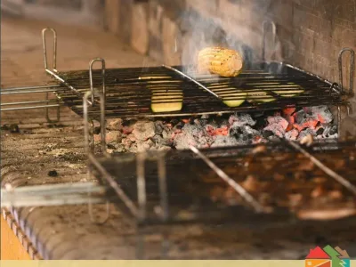 verduras y mazorca de maíz asándose en parrilla de carbón en cabañas rurales valle del cabriel