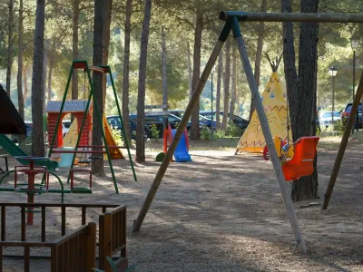 zona infantil con columpios, toboganes y juegos en plena naturaleza en cabañas rurales valle del cabriel