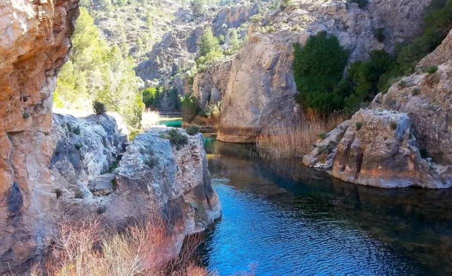 aguas cristalinas del río cabriel entre cañones y montañas en el entorno natural del valle del cabriel
