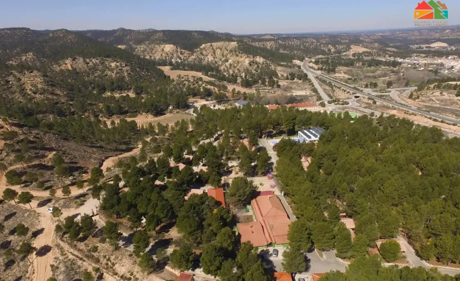 vista aérea de las cabañas rurales valle del cabriel rodeadas de montañas y naturaleza en villatoya