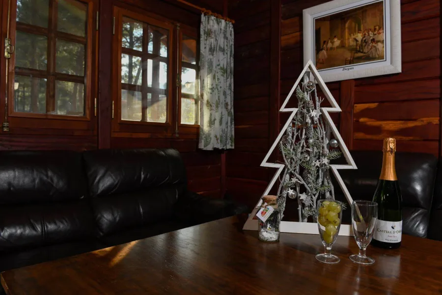 decoración navideña con cava y uvas en el interior de una cabaña rural del valle del cabriel, escapada de fin de año en la naturaleza