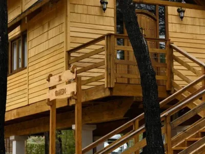 cabaña en el árbol de madera en las cabañas rurales valle del cabriel, alojamiento original en plena naturaleza