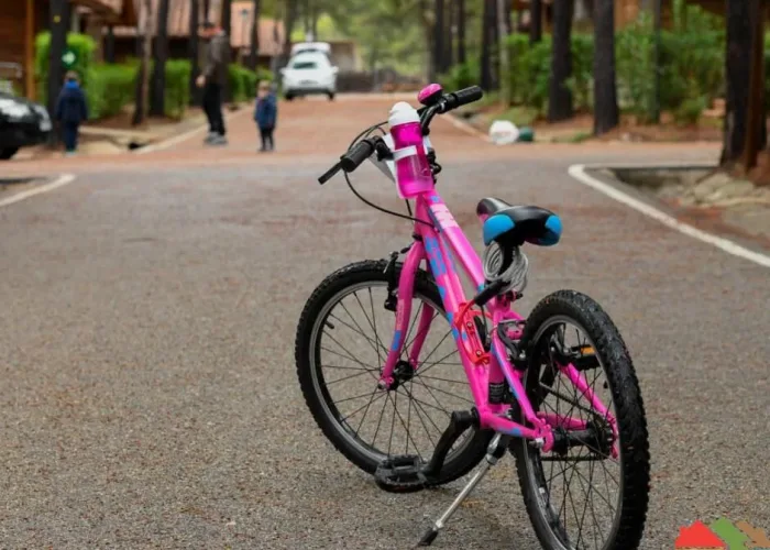 bicicleta infantil rosa en las calles tranquilas de las cabañas rurales valle del cabriel, turismo familiar en plena naturaleza