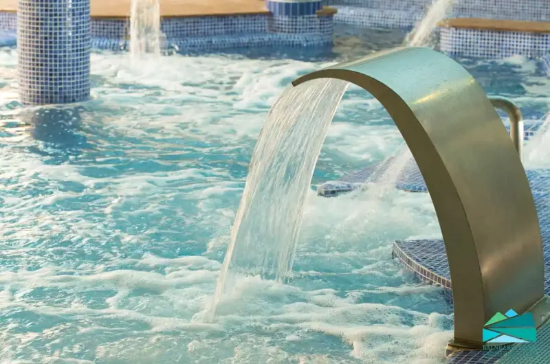 cascada de agua en piscina termal del balneario de la concepción junto a las cabañas valle del cabriel