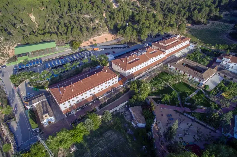 vista aérea del balneario de la concepción junto a las cabañas rurales valle del cabriel en villatoya