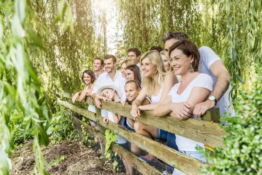 grupo de personas sonrientes disfrutando de actividades al aire libre en el entorno natural del valle del cabriel